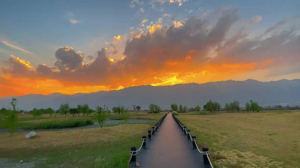 行到水穷处坐看云起时 行到水穷处,坐看云起时🌿 穿越千年,赴一场王维诗里的山水之约,把温柔与从容,藏进每一处风景里。 #美景 #治愈系风景 #旅行 #旅行推荐官
