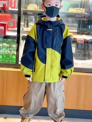 #我要上热门 男童春季2025新款冲锋衣黑黄拼接连帽外套儿童防风衣潮童装上衣潮#高品质童装 #潮童必备 #谁穿谁好看 #面料柔软舒适 @DOU+上热门 @DOU+小助手 @巨量千川
