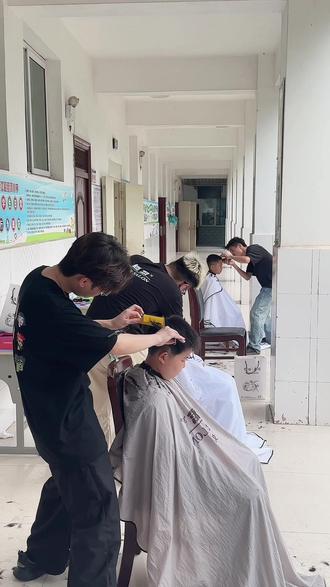 六一儿童节快到啦,去给小朋友们剪酷酷的发型过节#嘉悦发型设计#公益剪发#绥江概念