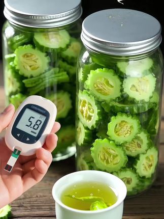 《桑叶双瓜茶;自然的健康馈赠》桑叶双瓜茶,乃大自然的养生妙品。它以桑叶、冬瓜干、苦瓜干精心配比而成。热水入壶,茶香四溢。轻嗅,芬芳交织。浅尝,桑叶淡雅、冬瓜清甜、苦瓜清苦交融,滋味独特。这不仅是茶,更是健康享受。于品味间,领路养生之趣,感受自然馈赠,让身心在茶香中舒缓。#喝养生茶#桑叶双瓜茶#桑叶茶好处多多#苦瓜桑叶冬瓜茶#冬瓜桑叶苦瓜茶