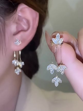 水晶枫叶耳环太仙了!还能一款两戴,高级感直接戳中我~#精美耳饰 #修饰脸型 #时尚饰品 #美出新高度 #枫叶耳环 @DOU+上热门 @巨量千川