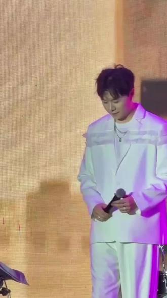 #演唱会现场live 18年的歌 如今还是很喜欢 今天终于听到现场版张紫豪老师唱的《可不可以》了 真的太激动啦~#张紫豪可不可以现场版 #鲤城万达