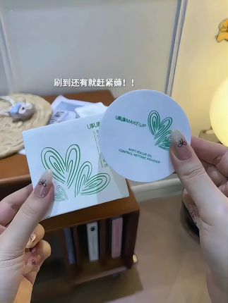 啊啊啊!这简直就是我的本命粉饼!关键才这价!尤其是容易脱妆卡粉的!!真的可以试试!!#粉饼#学生党平价彩妆推荐#美妆分享