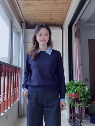 这件假两件针织衫,撞色拼接设计,层次感十足,简约而不简单,尽显独特魅力。POLO领优雅又时尚,轻松拿捏各种场合,搭配裙子或裤子都超好看#针织衫 #polo领针织衫 #拼接针织衫 #百搭针织衫 #休闲穿搭