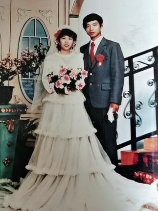 今天是我结婚四十周年,我俩风风雨雨磕磕绊绊走过了四十个春夏秋冬,往后余生彼此珍惜搀扶到终#幸福一辈子
