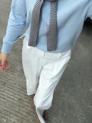 婚纱很漂亮,可是婚姻太重了,现在终于明白,为什么结婚那天婚纱那么重了,原来是在告诉我们过了这一天厚的每一天身上的担子都很重,不是局中人又如何懂得局中难,结婚的羡慕单身的,自由单身的羡慕结婚的,你们说到底哪个快乐#婚姻#情感