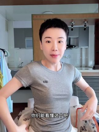 点击@隋心 查看更多C22483#短袖t恤 #设计感 #气质穿搭