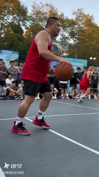 “特效合成练练手”“AI帮我把扣篮梦做出来了,各位轻喷” #ai #篮球 #扣篮 #梦想