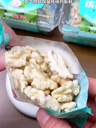 核桃鲜风的核桃仁每一个都是独立包装的,而且还是剥了壳去了皮的,吃起来又脆又嫩又鲜香,比干核桃好吃太多了。#核桃仁 #新鲜核桃去皮 #鲜香脆嫩 #快来一起尝个鲜 #健康零食