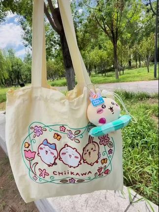 chiikawa花环刺绣单肩包上身实测来啦‼️ 刺绣真的很可爱!这个颜色的感觉很好搭衣服! 抽绳拉起来就是个水桶包哈哈~ 包的容量很可以,也很轻便, 以后出门旅游就是我的必备了哈哈 #可爱包包 #适合夏天背的包包推荐 #miniso #chiikawa花环刺绣单肩包 #chiikawa