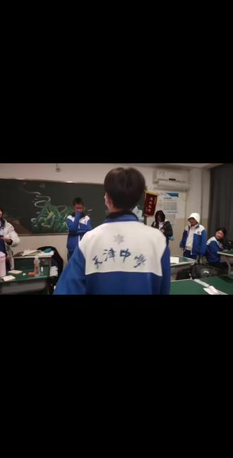 想法@无语777亚 拍摄@叫我璇璇就好 #高中 #学生的迷惑行为 #有病 #莫名其妙 #这是我妈妈这是我爸爸他们相爱了