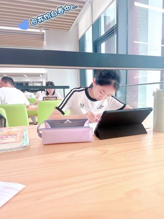 七升八暑假物理预习第四章今天画上句号啦,下周就要开始第五章的预习啦。上午吃透教材后,刷题模式准时启动。物理学习从不止于同步练习,还得往深里钻,因为八年级上册的内容不难,趁势深度拓展正合适。这个假期,瑶瑶的计划很明确:先把八年级上册内容预习完毕,再用《新思维》做深度拓展,然后再八下的预习。把每个知识点都学透练熟。这样才能在新学期的物理学习中占据主动,凭借提前吃透的深度理解,在讨论和难题解答中更有底气#初中物理预习#新思维
