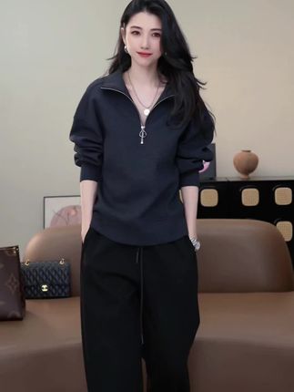 小乖逃休闲时尚高领深灰色卫衣高领黑色宽松百搭卫衣#减龄显瘦穿搭 #休闲卫衣 #减龄气质 #显高显瘦穿搭 #休闲减龄穿搭