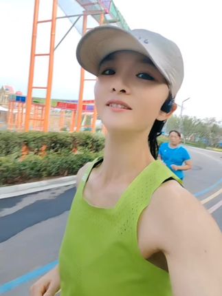 #留下岁月的痕迹记录自己的样子 晨跑快乐 , 让跑步成为快乐 。