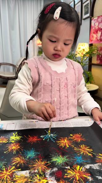 #再见2025你好2026 2025年最后一天啦,
和娃一起用一副新年烟花拓印画
迎接2026年
仪式感直接拉满!
关键是全程娃都能参与,不用握笔不用画
也能轻松get大师级作品✅
老母亲表示:这波早教躺赢了!
快带你家娃安排起来!
新年发圈素材这不就有了嘛~
#新年拓印画#新年仪式感艺术启蒙#亲子互动#宝贝亲手制作