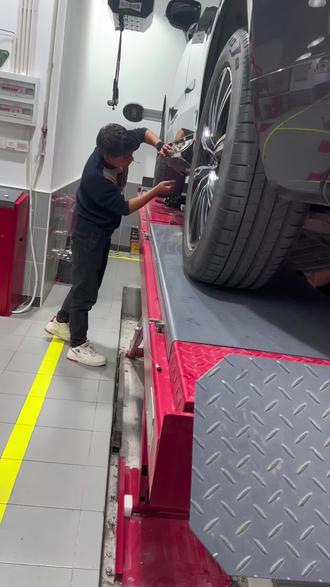 沃尔沃X C60电动踏板施工中一会儿看效果