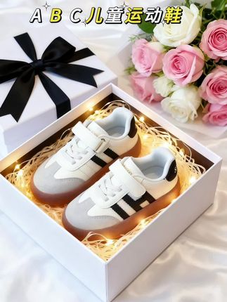儿童时尚软底运动板鞋 被邻居追着问的ABC儿童运动鞋👟 家人们,又到了给孩子换鞋的季节!今天必须把ABC儿童运动鞋2025春秋新款安利给你们,我家娃穿上就不肯脱! 鞋面大面积网面材质,透气超绝,小脚丫告别闷热出汗异味。鞋底柔软高弹,走路缓冲地面冲击力,保护孩子稚嫩双脚,还能随步伐灵活弯折,跑跳自如。后跟加固,支撑脚踝,运动更安全。 板鞋鞋型设计感十足,独特线条超有层次感,秒变街头潮娃。颜色选择超多,亮色活泼,低调色百搭,男宝女宝都能挑到心仪款,搭配运动裤、牛仔裤、小裙子毫无压力。 不管是上学、户外运动还是日常出行,这双鞋适配各种场景,实用性满分💯 别犹豫啦,快给宝贝安排上,让孩子自信迈出每一步! #ABC儿童运动鞋 #春秋新款 #儿童板鞋 #防滑软底 #时尚百搭