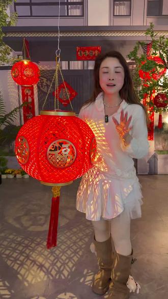 全新升级福马奔腾投影大灯笼,挂大门口投影也好看,主要是太阳能插电两用,还会配有延长线,防雨防水久用不 褪色,可以用好多年,喜欢的快来直播间,有上新福利!