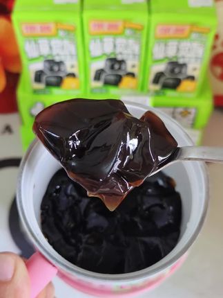 来自广东潮汕的#深普仙草冻 ,入口清凉舒爽,吃起来Q弹爽滑,伴着草本清香,搭配上牛奶,口感更是一绝,趁活动划算,没吃过的一定要试试#深普 #果冻#好吃不贵#在抖音入手的好东西