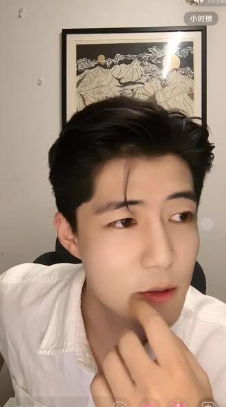 这就是凯凯。
他的善良,不是演出来的,是从小在那个有良好家教、妈妈是优秀园丁的家庭里,一点点浇灌出来的。
不打招呼、不张扬,却能在关键时刻,暖到人心坎里。
所以,为什么我们这么爱凯凯?
不是因为他现在是不是顶流,
不是因为他有多少热搜、多少资源,
而是因为——
在他眼里,弱者不是“流量工具”,而是“跟我一样的人”。
他会蹲下来,跟一个脏兮兮的19岁男孩平等说话;
他会反思自己的“矫情”;
他会用实际行动,去托住一个快要撑不住的灵魂。
这才是真正的正能量:
不是喊口号,而是在别人看不见的地方,悄悄发光。
所以我们也说:
- 不管你现在还是龙套,还是将来成了大腕;
- 不管有没有热搜,有没有资源;
我们都像现在这样,一直陪着你,不改初衷。
因为我们知道——一个有温度的人,值得被世界温柔以待;
一个懂得爱弱小者的灵魂,注定会被更多人爱。
凯凯,你继续善良,我们继续陪你。
你照亮别人,我们也愿意,永远做你的光。💛
@苏凯(四姑娘山)