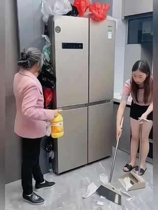 我婆婆总喜欢囤塑料袋,塞得到处都是,看起来总是乱糟糟的,有了这个塑料袋收纳网,囤再多也不怕乱了,美观、能装、好拿、还不占地儿! 真心推荐#垃圾袋#塑料袋收纳 #塑料网袋 #收纳袋 #居家好物