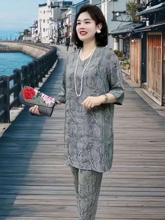 #旅游穿搭主打一个漂亮 这套松弛感穿搭谁懂啊✨大版提花V领T恤,藏肉一把手!中长款完美拉身材比例,V领悄悄拉长颈部线条,“天鹅颈”轻松拿捏~ 搭配小脚裤更绝,腿型瞬间笔直修长,日常出街,随性时髦;约会穿,松弛感直接拉满。不挑场合、不挑人,妥妥显瘦时尚密码,谁穿谁好看!想轻松拿捏松弛感穿搭,美到开挂?这套必须安排上,让你日常造型轻松出彩,自在又吸睛✨ #遮肉显瘦 #高级感穿搭 #面料柔软舒适 #穿出自己的风格 @抖加🔥上热门🔥dou+🔥热点宝