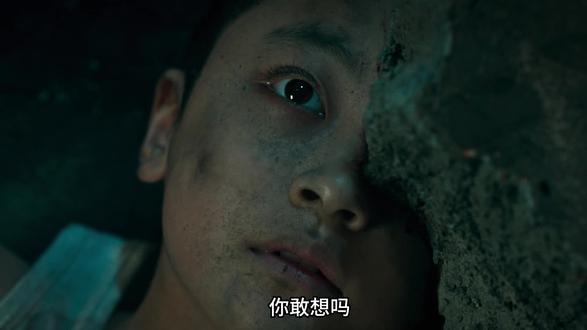 女孩不死不灭的真相!体内竟藏着一颗禁忌心脏 #超好看的韩剧推荐 #创作者中心 #创作灵感《超能路人甲》第 5 集!彩妮不死不灭的秘密揭开,她体内是 “永恒之子” 的心脏,生命来自另一个孩子的牺牲。阿正满身伤疤暴露实验童年,众人解锁情绪绑定的超能力。浩然制造幻境拉拢阿正,彩妮得知真相崩溃后选择释怀。就在小队集结训练时,彩妮突然被掳走,新危机来袭,持续更新全集解说!
示例:阿正的过往彻底曝光,常年的实验让他遍体鳞伤。罗宾、大勋、彩妮逐一摸清超能力触发规则,训练现场乌龙不断。可神童计划的阴影从未散去,幻境、阴谋接连出现,彩妮最终惨遭掳走,后续剧情愈发凶险!#影视解说 #超能路人甲