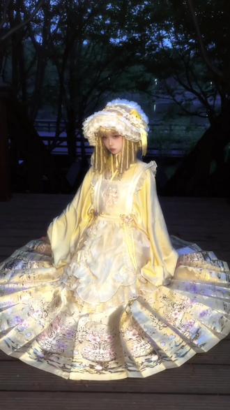 “春到人间颜如玉,千盏月下琉璃兔。”
这套琉璃兔打光下来感觉很像玉蟾宫的小兔子www
#汉洋折衷#lolita #种草姬