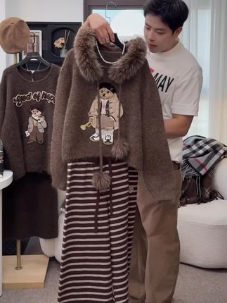 搭配的这套咖色系穿搭很有秋冬氛围感 #连帽毛衣穿搭 #咖色系穿搭#解锁微胖梨形的本命穿搭 #秋日可露丽配色穿搭