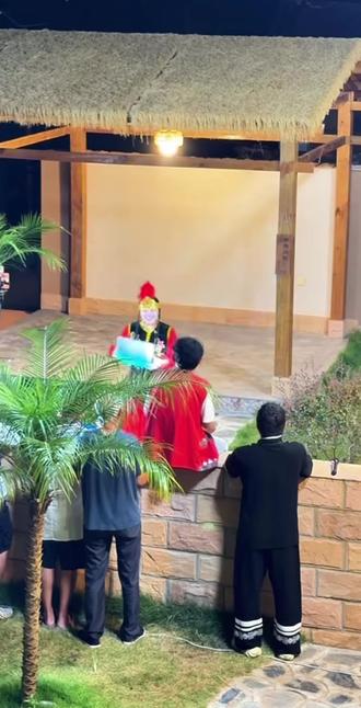 小凤一家的集体大走秀,美女们好厉害呀#走秀 #小凤的精致生活 #小凤的姐姐小娜 #名族服装 #金哥不简单