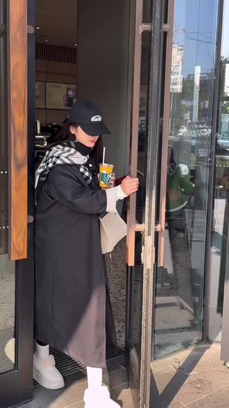 在门口蹲她好久啦,好喜欢这个羽绒服,要一下链接#羽绒服#韩系穿搭 #冬天就要保暖又好看 #冬季不露腿气质穿搭