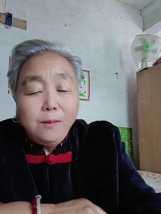 #唱歌收音麦克风 #大红短袖t恤女 #骰子魔术盒 @@