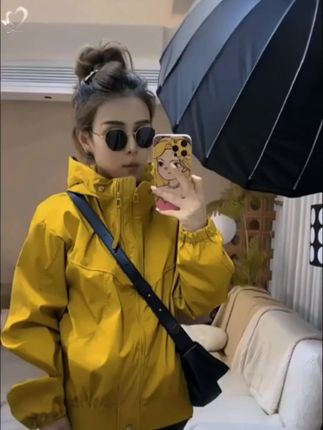 冲锋衣女春秋季短款外套运动小个子新款爆款洋气夹克女上衣#冲锋衣女 #春秋季短款 #运动风 #小个子穿搭#外套穿搭 @DOU+小助手