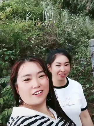 我们一起爬山一起看风景