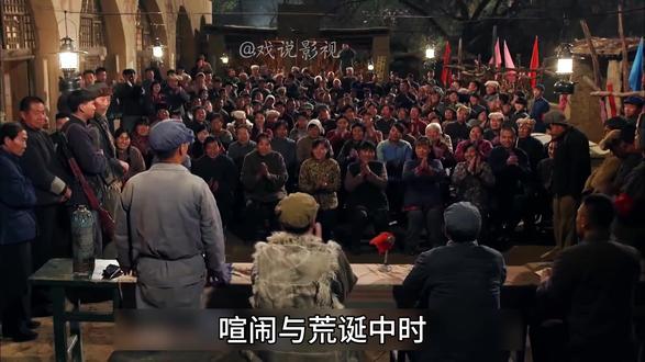 贫而有志自风华 孙少平在喧闹之夜归还粮票,偶然借到《钢铁是怎样炼成的》,在柴垛上借月光读了整夜,心中燃起对知识与情感的向往。校园劳作中,他因营养不良晕倒,却硬撑体面,拒绝白面票,坚守自尊。与郝红梅的相视一笑,藏着少年最青涩的共鸣。一本书,一次跌倒,一段心事,写尽底层少年的倔强与温柔。#平凡的世界 #路遥 #孙少平 #袁弘 #戏说影视