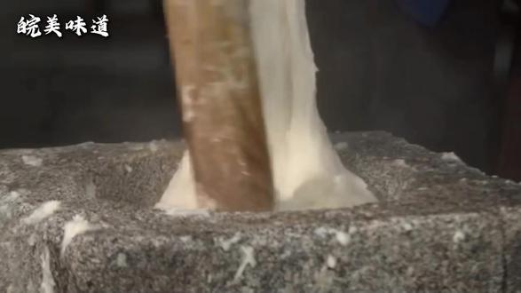 一口回到小时候, 手工打糍粑,软糯拉丝,这才是家的味道~ #糍粑 #家乡特产美食 #舌尖上的味道 #家乡味道 #非遗美食