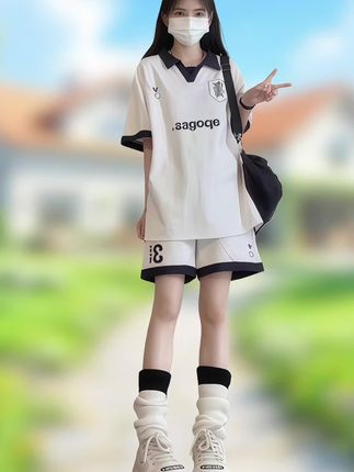 这套女童运动休闲套装是今年夏天的新款,也是当前非常流行的学院风服饰,它包括一件POLO衫和一条短裤。整套衣服的设计既注重时尚感,又考虑到了穿着的舒适度,面料质地优良,透气吸汗#臭美一下漂亮不漂亮没有关系 #面料舒适透气 #学院风穿搭