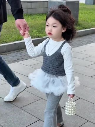 终于把女儿熬成了“小搭子” 大大方方承认我的母爱滤镜 即便生活的一地鸡毛填满了整个青春 但是依然觉得你值得#骗你生女儿系列#我的女孩👧🏻 #甜美穿搭 #高品质童装 #生女儿就要这样穿