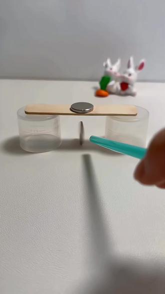 硬币居然会跳舞❓这个小玩法太神奇了‼️
两个杯子架上雪糕棍,放上磁铁和硬币,用吸管轻轻一吹,硬币立马像跳舞似的转起来~随手就能做的趣味小玩法,孩子追着问原理,太适合亲子互动啦!#科学实验#趣味实验 #家庭实验 #物理实验#科学启蒙