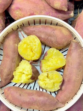 夏天来一口又粉又面又香甜的板栗红薯太好吃了,软糯香甜板栗味鲜甜,快来一起尝个鲜#美食 #软糯香甜 #桥头富硒地瓜 #板栗红薯 #太香啦