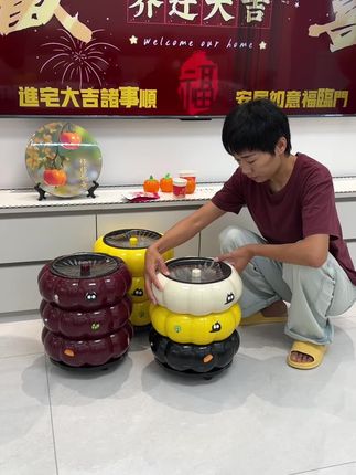天呢,老公网购了这三个南瓜造型的垃圾桶,这让我收拾家务真是方便了很多呀,带轮子又带盖子,摆放在家里的每个房间或者客厅,都是点缀家里的色彩,我收拾家务都是走哪踢到哪里,它是加厚ABS材质,里外双桶,垃圾袋还不外露,带轮子高约35cm左右,直径约30.3cm左右,多个颜色可选,约10L左右的内桶,百搭的颜色,真是好看又好用#南瓜垃圾桶 #网红垃圾桶 #垃圾桶推荐 #高颜值垃圾桶 #客厅垃圾桶