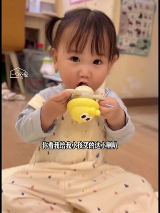 小朋友吹着吹着就能把吐字技巧给玩明白的小游戏,简直太适合准备学说话的小宝宝玩了吧!软胶材质柔软无异味,当个牙胶啃都完全没有问题,按压有声响。钢柄设计,宝宝好抓握,敲敲打打,锻炼孩子上肢力量,孩子玩的更快乐。可拆卸清洗短口哨口不卡喉,轻松好吹息,锻炼肺活量,孩子说话快人一步。