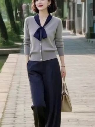 都市优雅与江南诗意的碰撞 当高级灰针织衫邂逅藏蓝阔腿裤,蝴蝶结领口点亮精致感,阔腿裤型释放随性魅力。漫步江南水乡的青石板路,一面是都市女性的干练优雅,一面是江南风光的温婉诗意。这套穿搭,既适配职场的从容,又能hold住休闲的惬意,让你在每一个场景都成为焦点,以自信姿态诠释多面魅力,开启属于你的风格之旅。 #春秋穿搭 #高级感穿搭 #减龄显瘦穿搭 #职场通勤穿搭 #谁穿谁漂亮
