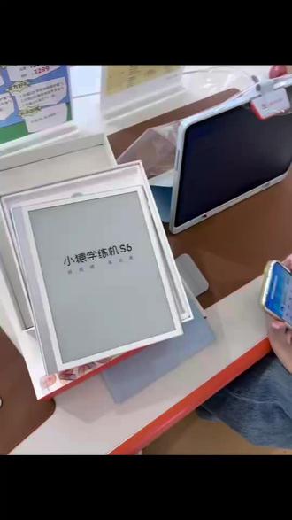 为什么超多家长都选小猿S6学练机?答案在这! 对比多款学习机后,大多数家长最终都认准小猿S6学练机,核心优势一眼看懂:
1. 行业首创掌握度模型,告别盲目刷题,精准定位各科薄弱知识点,清晰看见孩子真实掌握水平,针对性出题查漏补缺,学习不走弯路。
2. 猿辅导全套自研体系课,贴合新课标,小初高全学段同步课本,搭配海量题库、AI一键作业批改,错题自动归集整理,完整实现诊-学-练-测闭环学习。
3. 10.3英寸第二代墨水屏,0蓝光无频闪,类纸书写手感,长时间刷题、阅读不伤眼,解决家长担心孩子用眼疲劳的难题。
4. 三师一体AI辅学,AI老师讲题、名师课程同步、优优老师学情跟进,不用家长熬夜辅导,孩子自主完成预习、练习、复习全流程,省心又省力。
5. 多孩账号自由切换,一台机器满足多个孩子分阶段学习,云端大容量存储,试卷、绘本、习题永久留存,从小学用到高中一步到位。
不管是期末复习、日常写作业,还是课前预习,一台小猿S6就能包揽全部学习需求,兼顾护眼、系统课程与精准AI辅导,难怪成为无数家长的首选学练一体机!#小猿进步打卡 #小猿线下门店 #超级学练进步看得见 #学练机推荐