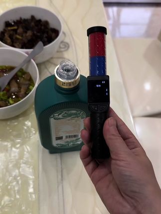 马上年底了应酬多,车上备一个,总会用的上,爱喝酒的哥们看过来,无论是隔夜酒,还是少量饮酒都可以检测出来,这款防止酒驾自检仪秒出结果,让我们安心驾驶#酒精测试仪 #高精度酒精测试仪#酒精检测#开车不喝酒喝酒不开车