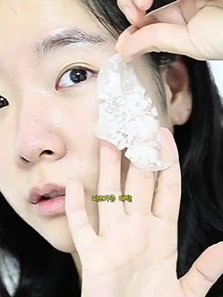 韩国Oliveyoung睡眠鼻贴careplus祛黑头鼻贴 紧密贴合的贴片可以吸收毛孔中堆积的皮脂睡觉时用光滑的鼻子护理,添加到毛孔收敛成分的醉佳配方茶树:敏感肌肤镇静北美金缕梅:控油 收缩毛孔 皮肤屏障护理胶原蛋白:为皮肤提供紧致营养来看看用法吧洁面后,热毛巾敷脸打开毛孔正常护肤后贴,撕下方形保护膜后,放在鼻子中央再从鼻子中央向左右边缘方向一个一个地撕下用力按压,使皮肤紧密贴合4~8小时后,如果夜间贴片变白膨胀,请从醉边缘轻轻撕下,使用频率也很合理哦,轻度黑头一周一次,中度黑头一周两重度黑头一周三次