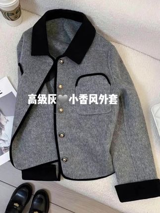 高级感双面毛呢西装外套女秋冬季新款设计感大口袋单排扣夹克上衣#2025秋冬季新款高级感双面毛呢西装外套,以其独特的设计和高品质的面料,展现出优雅与时尚的气质。以下是相关介绍: - 款式设计:多采用经典的西装领或枪驳领设计,线条利落,彰显干练气质。单排扣设计简约大方,能够拉长身形线条,视觉上更显瘦。大口袋的设计不仅增加了实用性,还为整体造型增添了设计感,部分口袋会采用立体裁剪或撞色装饰,提升时尚度。 - 面料材质:通常选用优质的羊毛或羊毛混纺面料,如100%羊毛呢、羊毛与聚酯纤维混纺等。双面毛呢面料质感柔软细腻,手感舒适,保暖性强,且具有良好的垂坠感,穿着不易起皱,能保持挺括的版型。