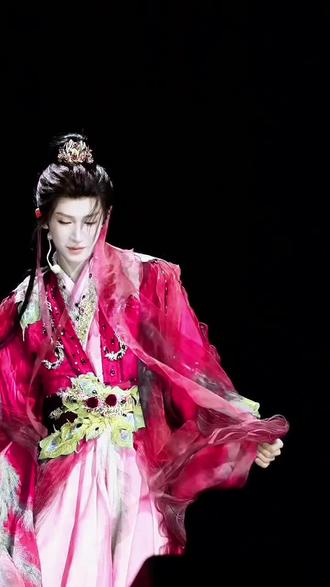 #刘宇 灵感来源:TXBB #变色
小宇的衣服会变色,是吗?
cr:七层海Q