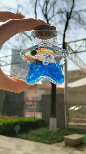 “炸毛君海藻球”我的新“宠物”哈哈哈
里面有一颗海藻球,还有配套的玻璃瓶和布景装饰,组装起来超有成就感。
据说海藻球超级好养活,不需要特别照顾,只要别太热或缺水,就都能陪伴很久很久,希望我的“炸毛君”健康成长#盲盒