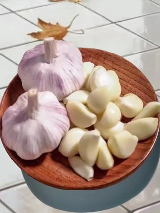 (农家土蒜)十足干蒜5斤紫白皮杞县特产干大蒜头 村口王婶的蒜摊前围满了人,她举着紫皮蒜吆喝:“杞县特产干蒜,十足干度!1斤2斤随便买,想种的来3斤9斤,出芽率高得很!”大爷拎着5斤蒜说:“每年都在这买,腌腊八蒜不绿心,炒菜也香,比超市的强多了!”王婶笑着递蒜:“您放心,每颗都挑过,没有坏瓣!”#新鲜采摘 #家常美食 #植物百科 #祝你事事发事事成 #